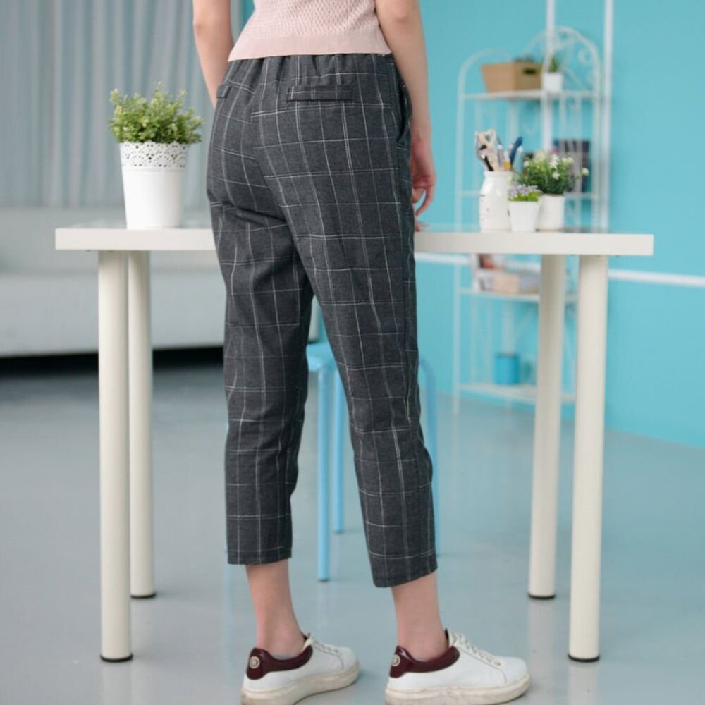 Gray Elasticized Mid Rise Cropped Pants - Picture 5 of 5